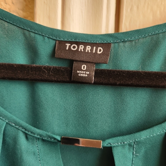 Torrid - Keyhole Chiffon Tank - Picture 4 of 5